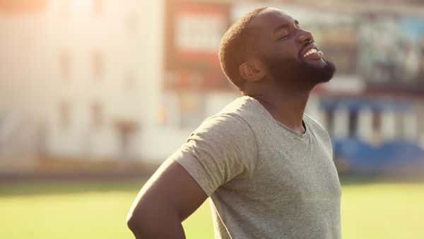 homme sur le terrain après l'exercice